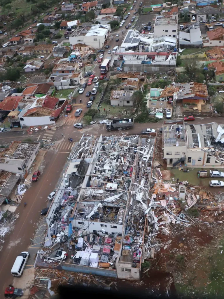 Destrucción y Rescate: El Impacto del Tornado en Paraná, Brasil