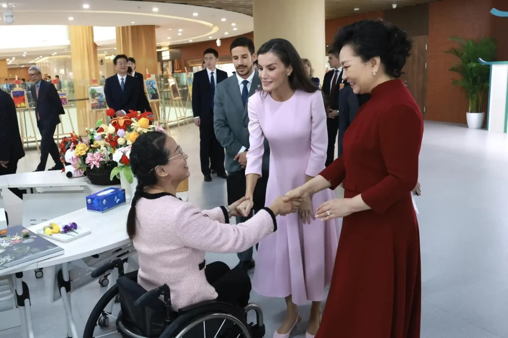 Innovación y Dignidad: La Visita de Letizia y Peng Liyuan a un Centro de Discapacidad en Pekín