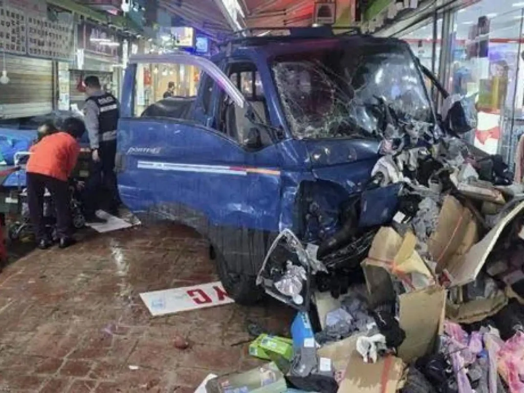 Tragedia en Bucheon: Un camión se estrella en un mercado dejando víctimas fatales