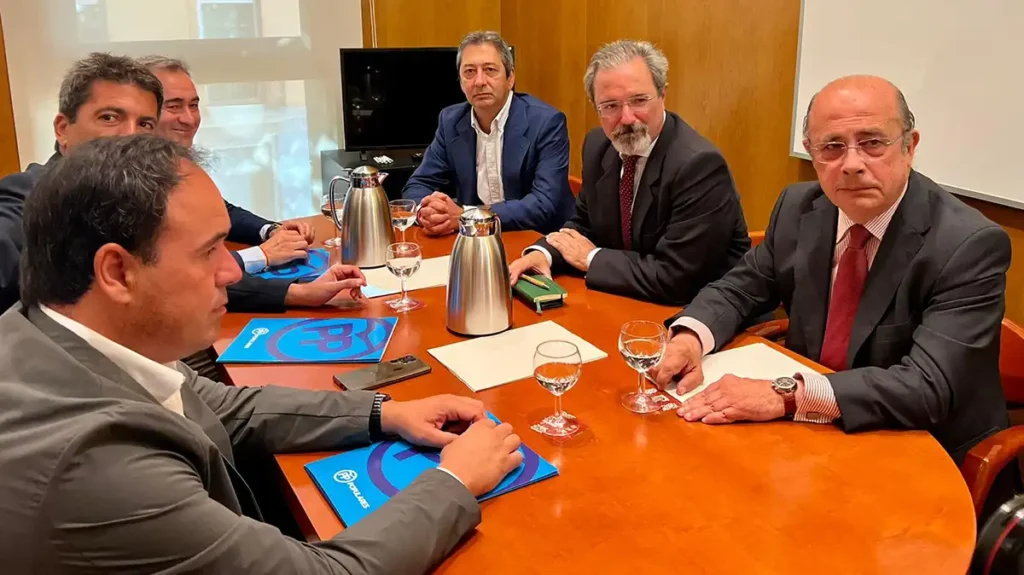 La Estrategia del PP en la Comunidad Valenciana: Calmando las Aguas de la Negociación con Vox