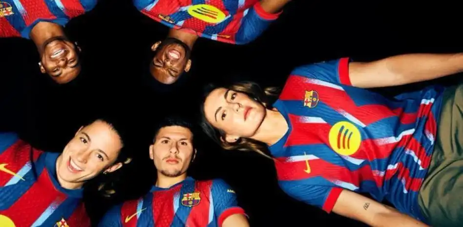 El FC Barcelona Rinde Homenaje a Ronaldinho con su Nueva Camiseta