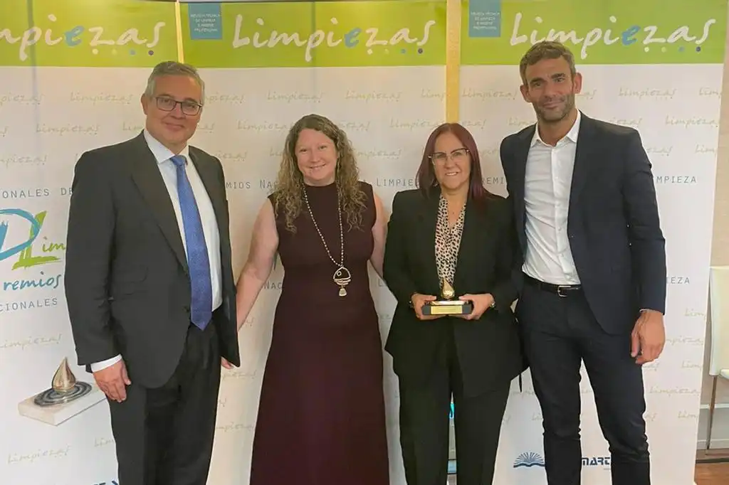 Reconocimiento a la Excelencia en el Sector de Limpieza: El Caso de Esperanza Moraña