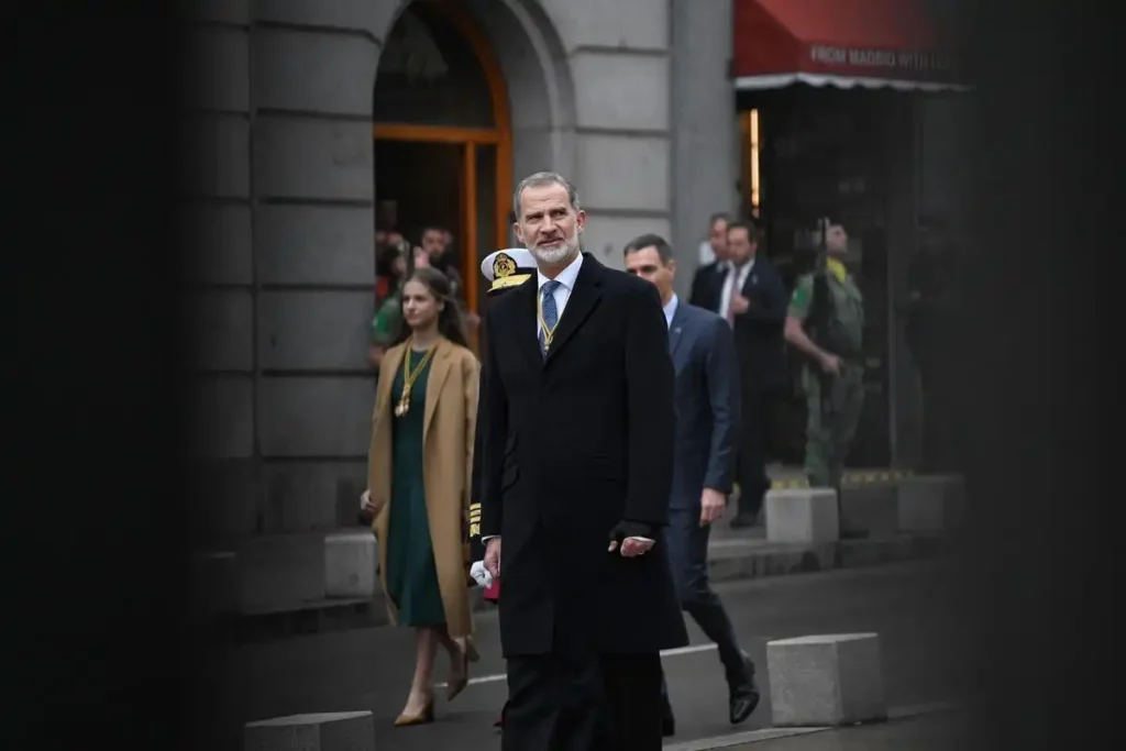 Celebración del Medio Siglo de Monarquía en España: Un Análisis del Acto en el Palacio Real