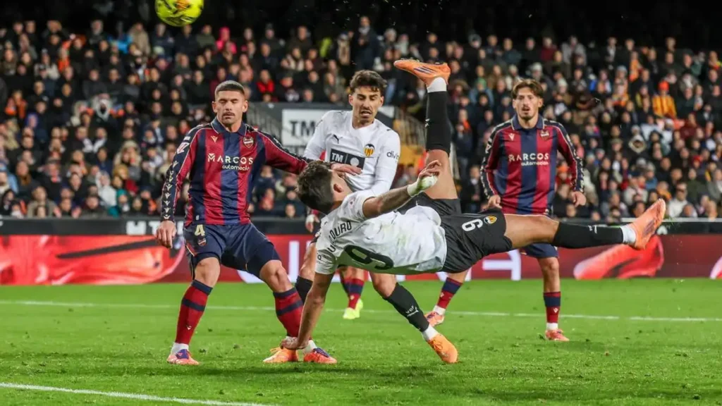 Hugo Duro Brilla en el Derbi: El Valencia se Impone al Levante con un Golazo
