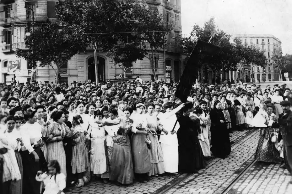 Desigualdad de Género en el Raval: La Lucha de las Adolescentes por su Libertad