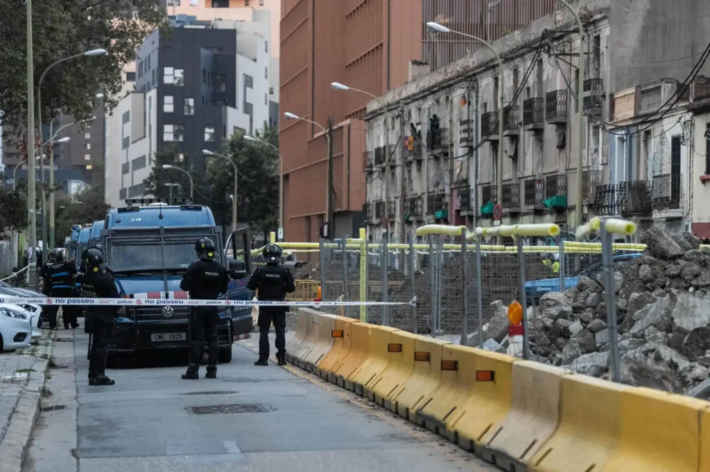 Desalojo de Artistas en La Escocesa: Un Capítulo Controversial en Barcelona