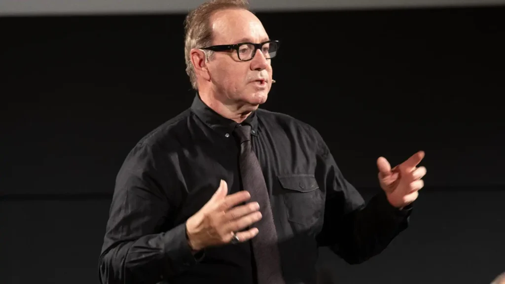 Kevin Spacey aclara su situación de vivienda tras malentendidos mediáticos