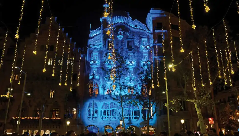 La Casa Batlló Ilumina la Navidad con un Mensaje Inclusivo