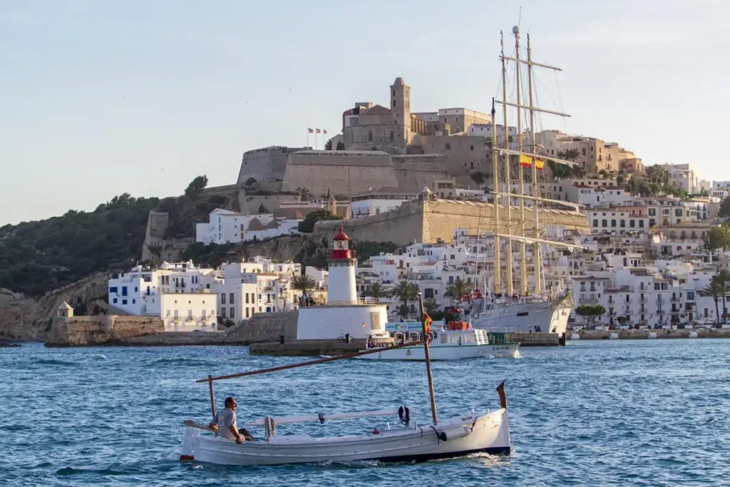 Ibiza: Un Modelo de Turismo Sostenible en la Era de la Masificación