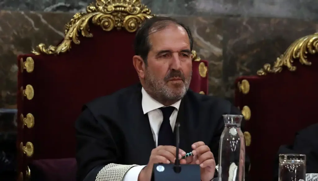 Controversia Judicial: Querella Contra el Magistrado por Revelación de Secretos