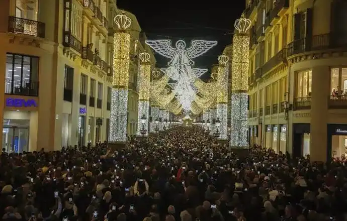 Málaga da la bienvenida a la Navidad con un espectáculo deslumbrante