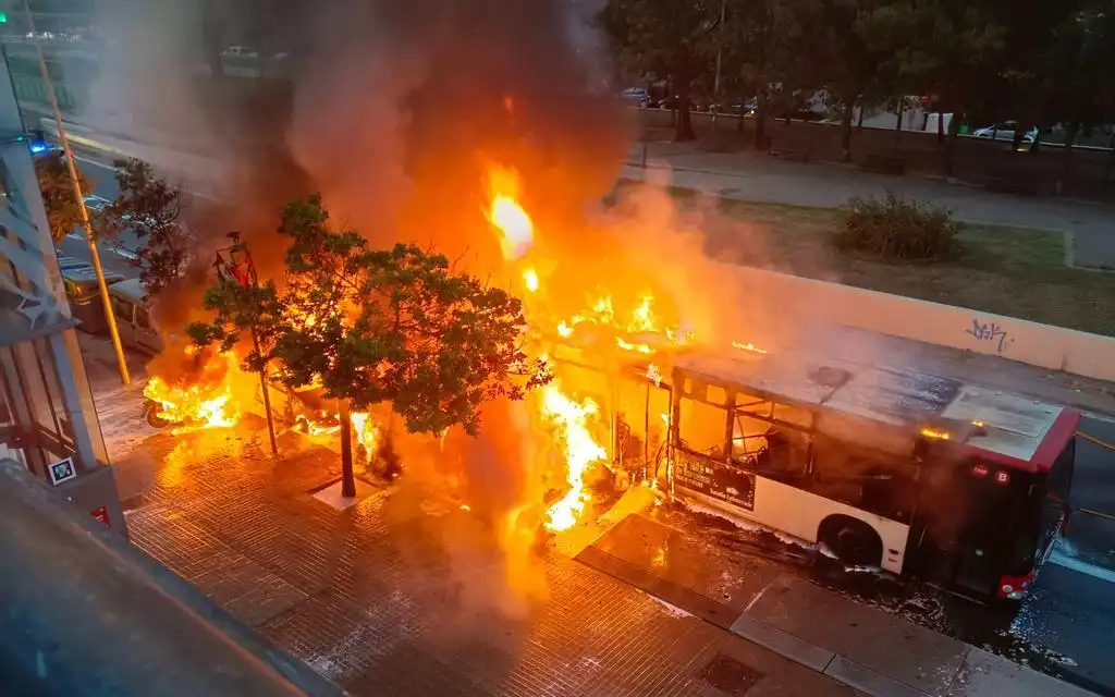 Incendio en la B-30: Caos en el Tráfico Metropolitano de Barcelona