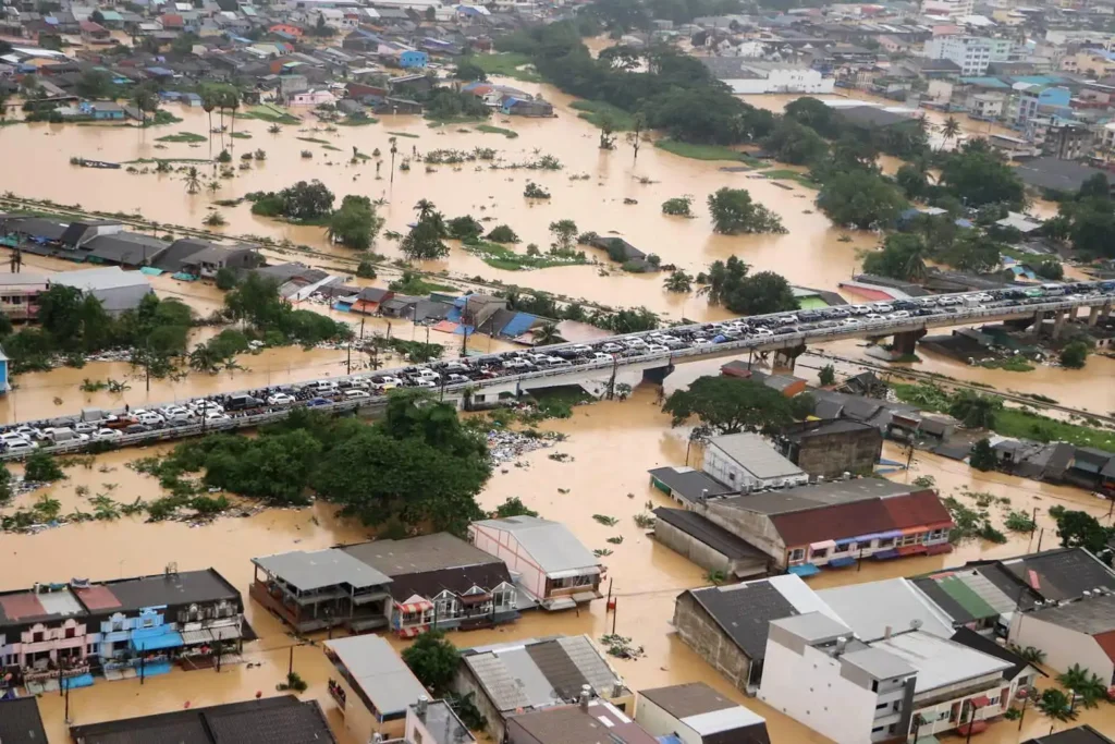 Desastre Natural en Indonesia: Inundaciones Causan Miles de Desplazados y Pérdidas Humanas