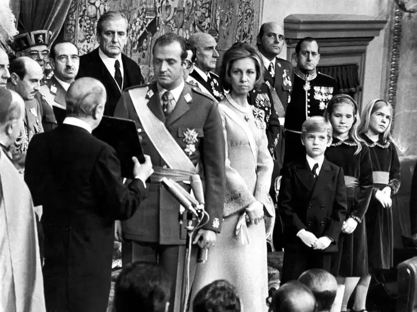 La Monarquía Española y el Dilema de Juan Carlos I: Entre la Adoración y el Desprecio