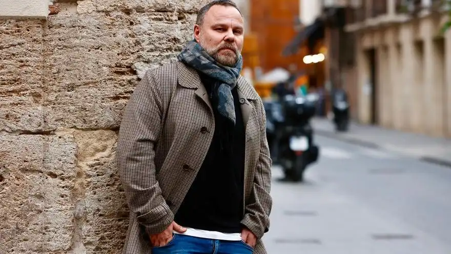 Reflexiones sobre la Fragilidad de la Normalidad en la Obra de Pedro Torrijos