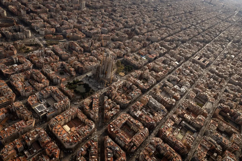 La conexión de Dan Brown con Barcelona: un amor literario