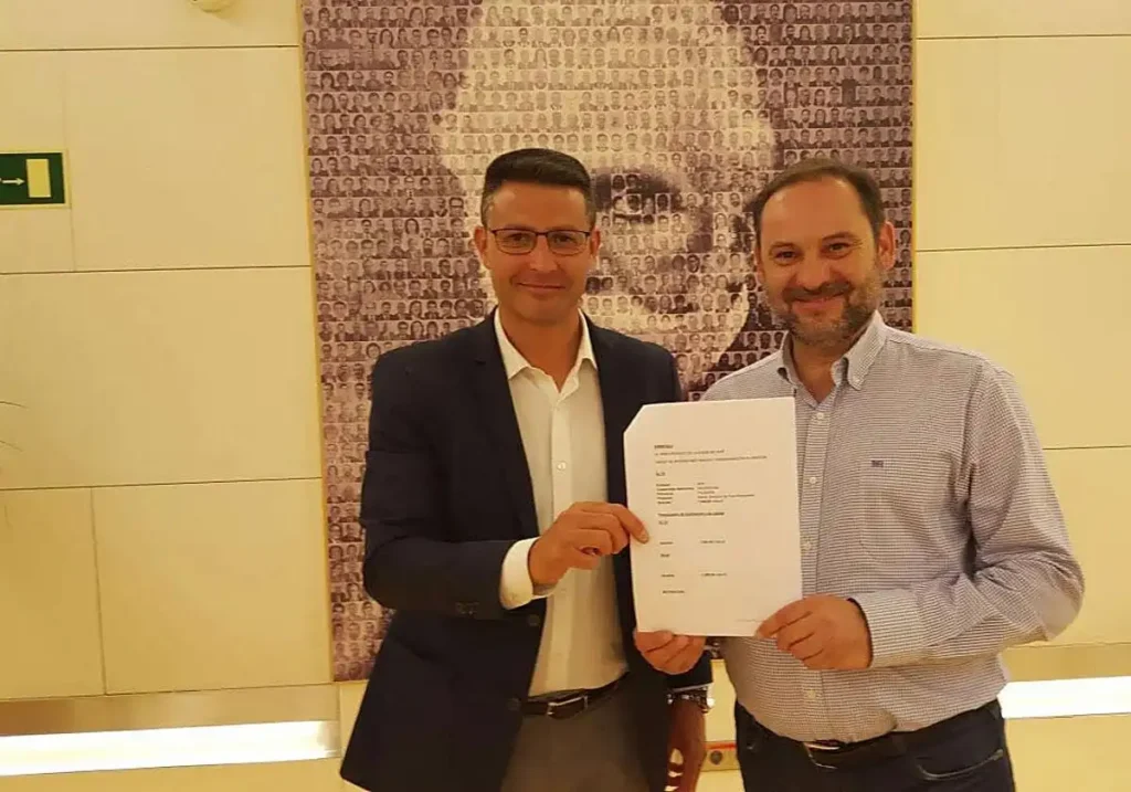 Controversia en Almussafes: Dimisión del Alcalde y Denuncia de Acoso