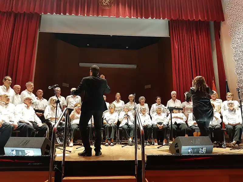 Concierto Navideño del Coro Les Veus de la Memòria: Una Celebración de Recuerdos y Música
