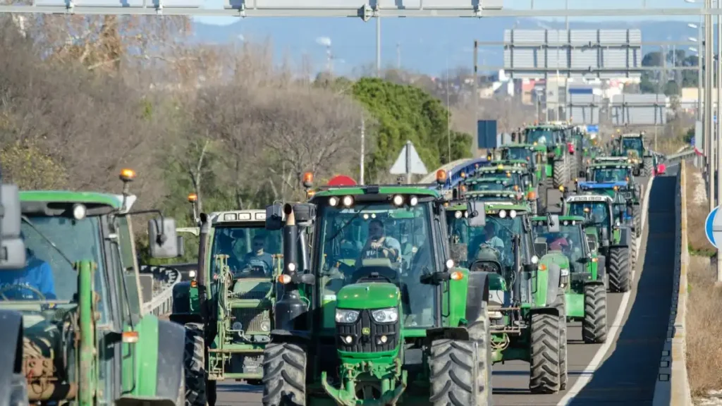 Protesta Agraria en Barcelona: Marcha Lenta de Tractores y sus Demandas