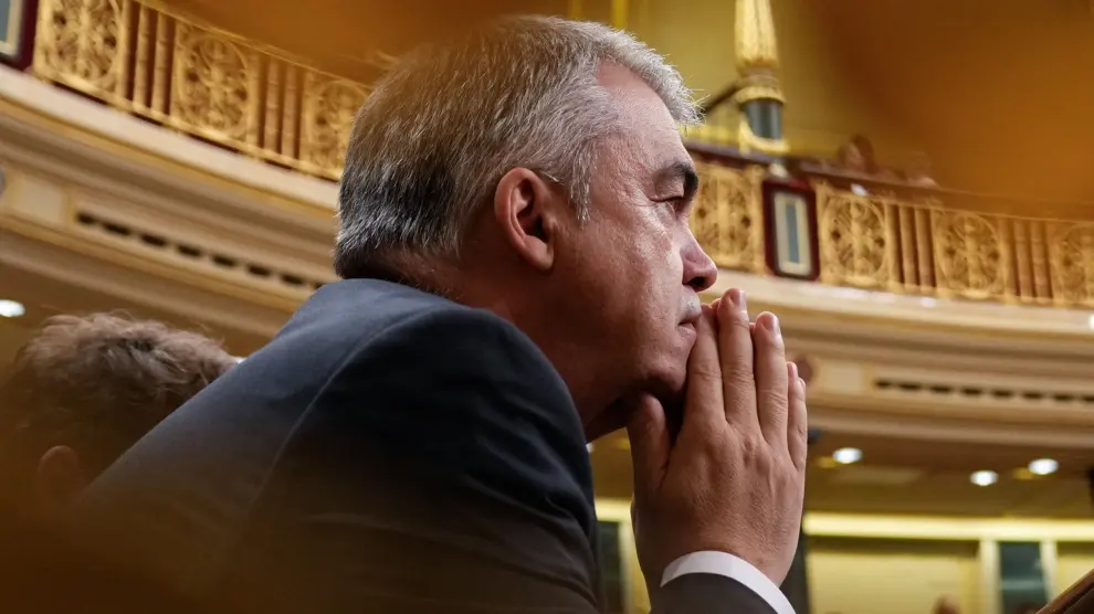 Santos Cerdán Defiende su Inocencia en el Senado: Un Enfrentamiento Cargado de Tensión