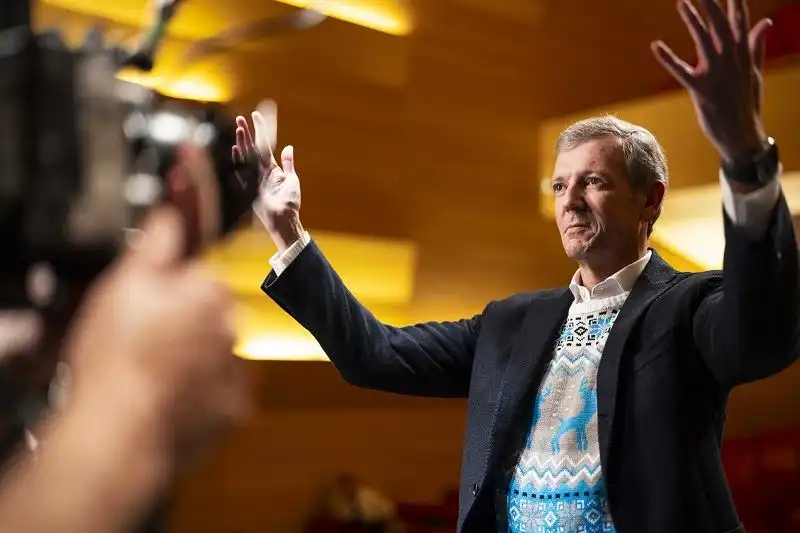Alfonso Rueda y su Original Felicitación Navideña: Un Banquete Político en Galicia