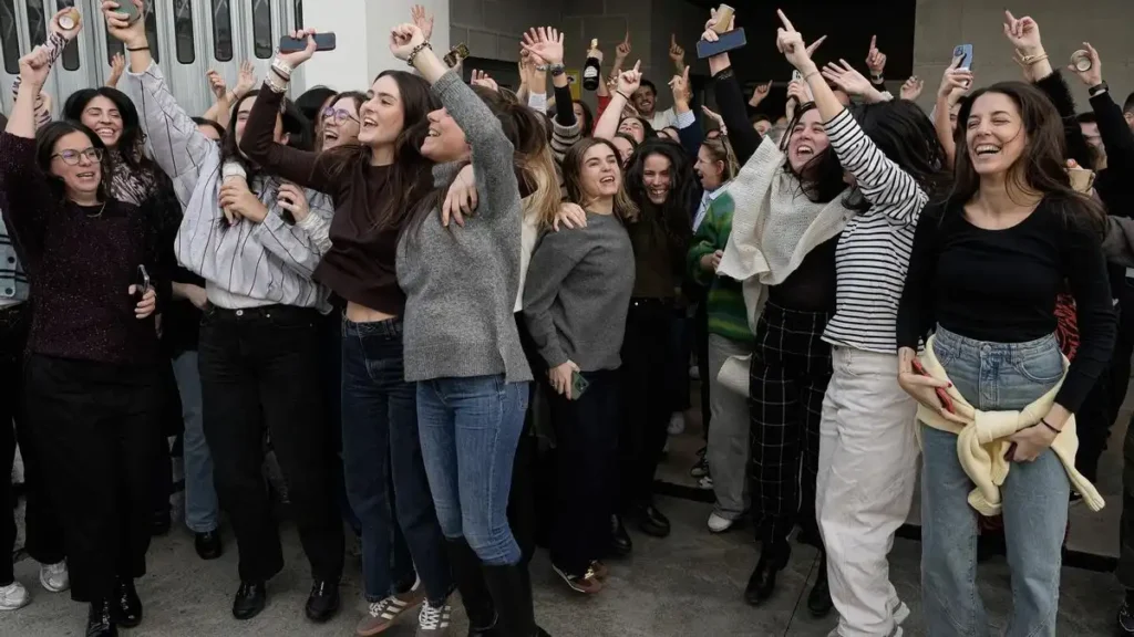 La Alegría de la Lotería: Bimba y Lola Celebra el Segundo Premio en A Coruña