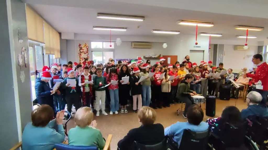 El CEIP La Senia Lleva la Magia Navideña a la Residencia de Mayores