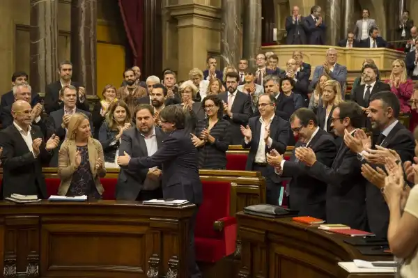 Tensiones entre Junts y ERC: Un Llamado a la Unidad en el Parlament