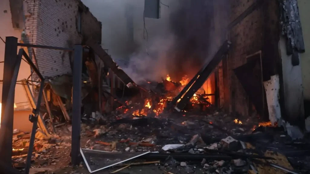 Intensificación del Conflicto: Bombardeos Rusos en Kiev Antes de la Cumbre Zelenski-Trump
