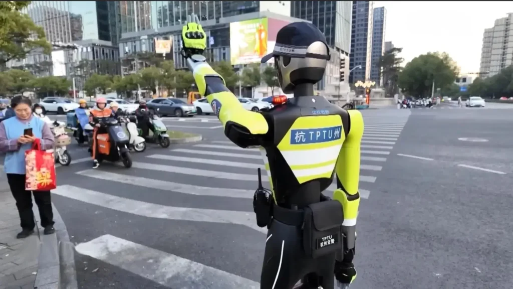 El Futuro del Control de Tráfico: Robots Humanoides en las Calles de China