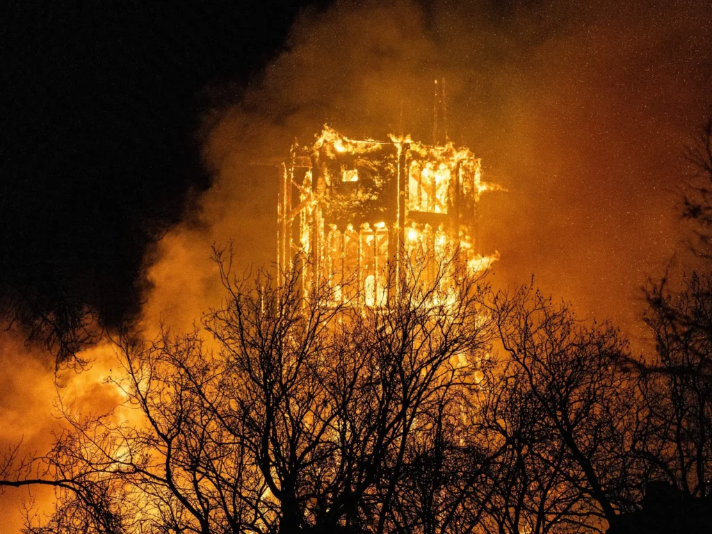 Destrucción y Resiliencia: El Incendio de la Vondelkerk en Ámsterdam