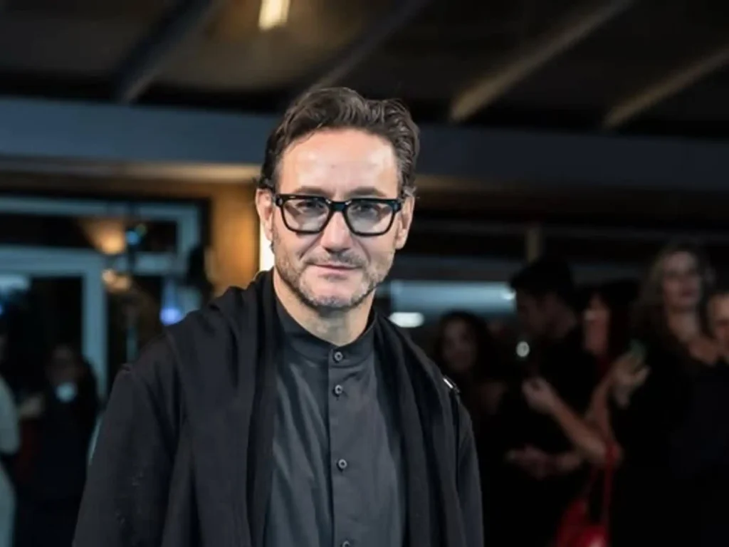 Carlos Santos Anuncia su Paternidad con un Mensaje Emotivo