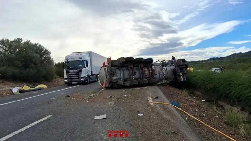 Accidente en la AP-7: Camión Volcado Genera Retenciones en Tarragona
