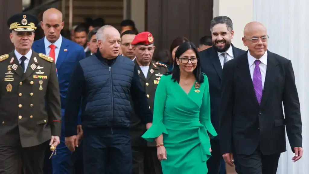 La Estrategia de Trump en Venezuela: Un Análisis del Apoyo Militar a Delcy Rodríguez