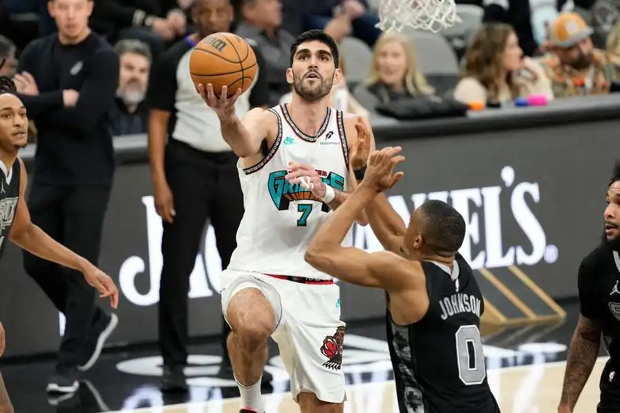 Santi Aldama brilla en la victoria de los Grizzlies sobre los Spurs