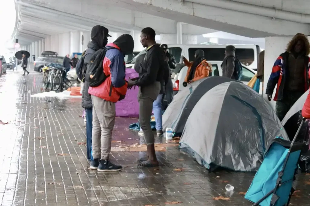 La Cruda Realidad de los Acampados en Badalona: Una Llamada de Auxilio