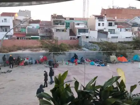 Desesperanza y Dignidad: La Realidad de los Acampados en Badalona