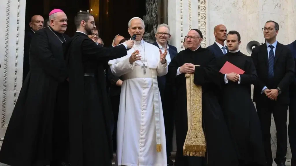 León XIV llama a la unidad en su primera cumbre con cardenales