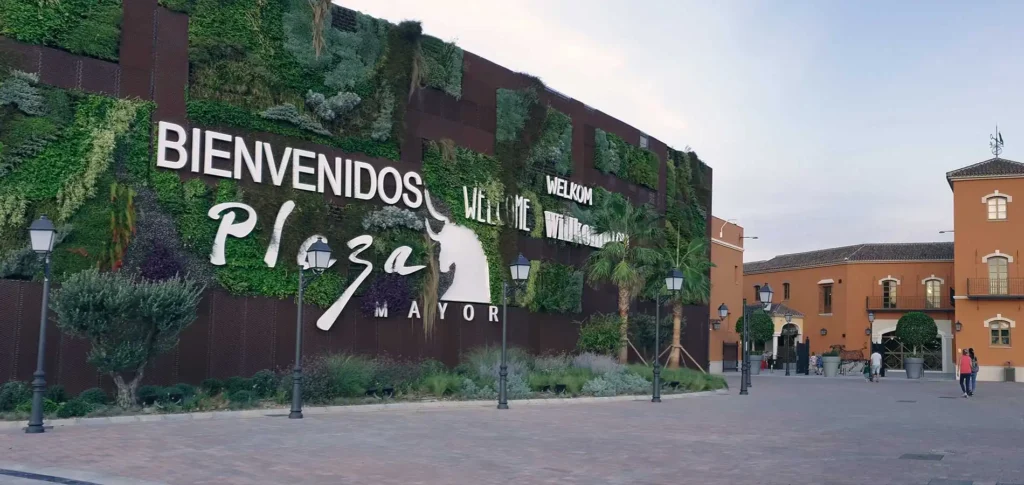 Desafíos y Propuestas para la Ampliación del Centro Comercial Plaza Mayor en Málaga