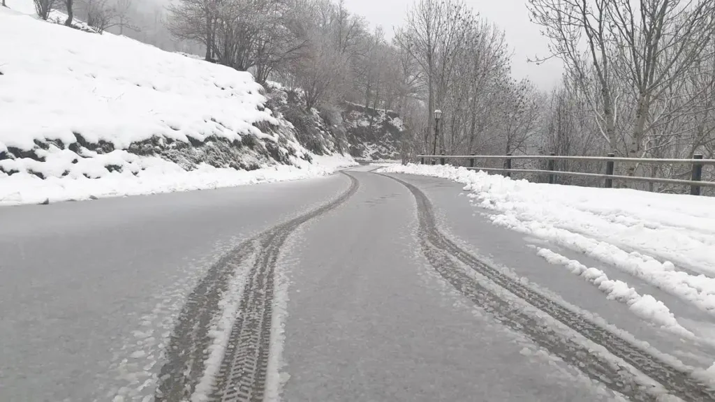 Impacto de la Intensa Nevada en el Pirineo Catalán: Alertas y Precauciones