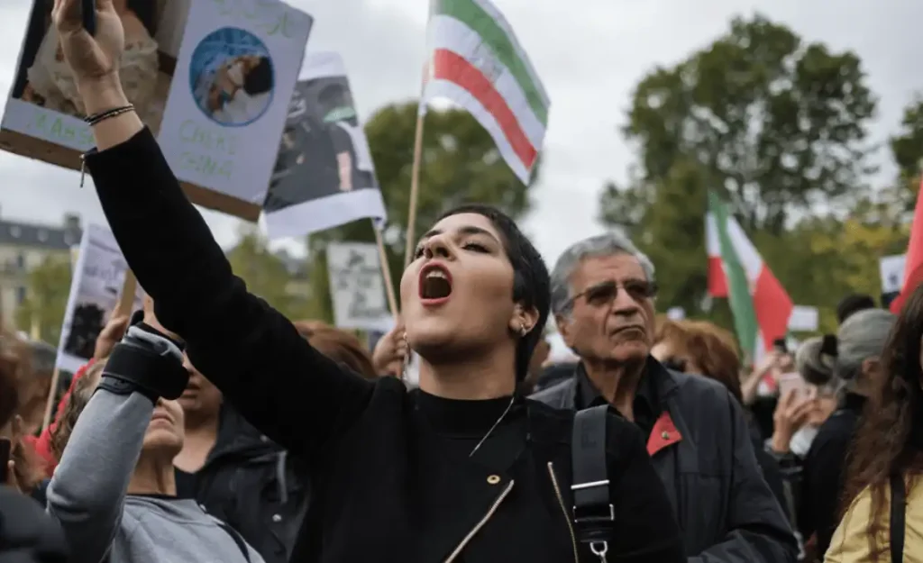 Las Mujeres Iránies alzan la Voz: Protestas y Resistencia Contra el Régimen