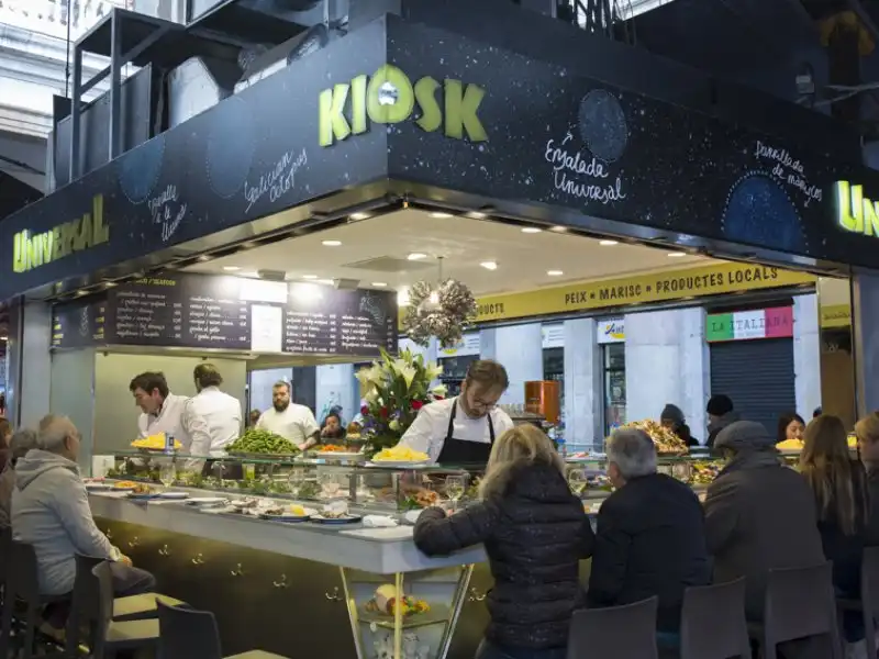 Kiosko Universal: Un Refugio Gastronómico en La Boqueria