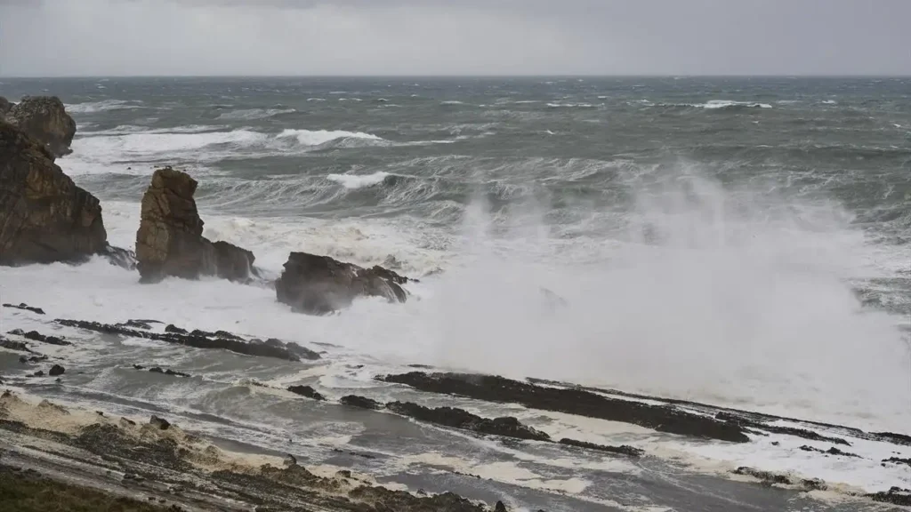 Condiciones Meteorológicas Extremas en Andalucía: Avisos de Viento y Fenómenos Costero