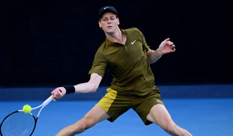 Jannik Sinner avanza en el Open de Australia con una victoria contundente
