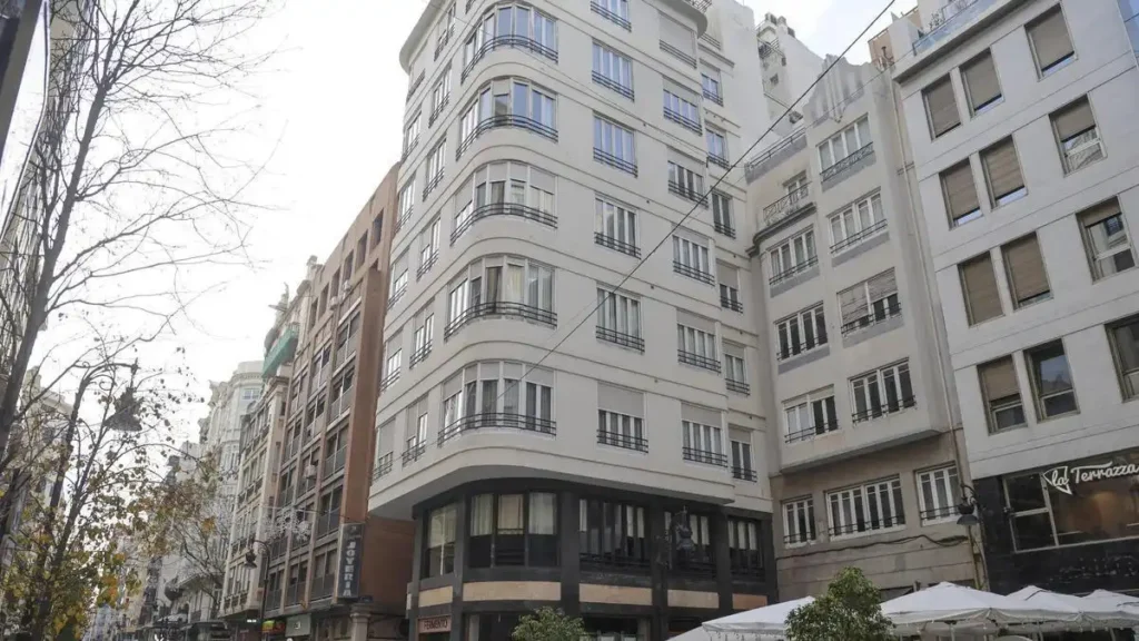 Cierre del Hotel Ilegal en el Edificio Roca: Un Respiro para los Vecinos de València