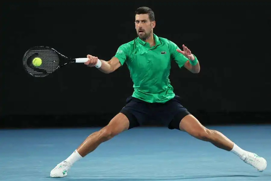 Djokovic Avanza a Cuartos de Final en el Open de Australia Tras la Retirada de Mensik