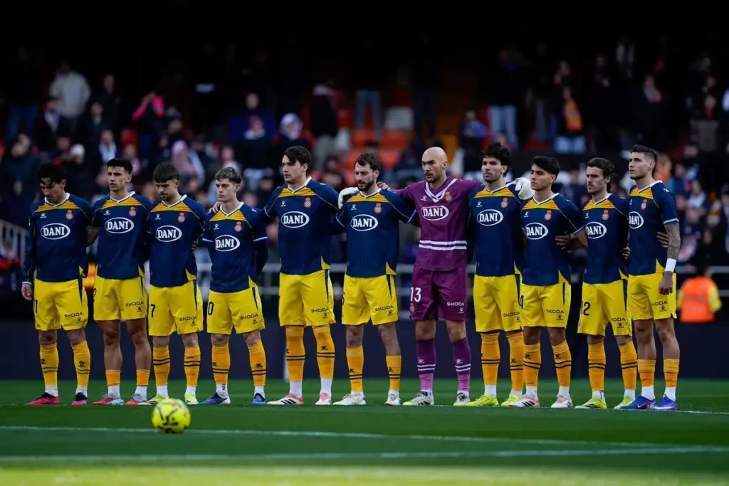 La indignación de los aficionados del Espanyol tras el polémico partido en Mestalla