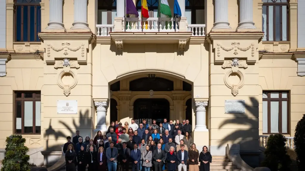 Málaga Rinde Homenaje a las Víctimas del Trágico Accidente de Adamuz