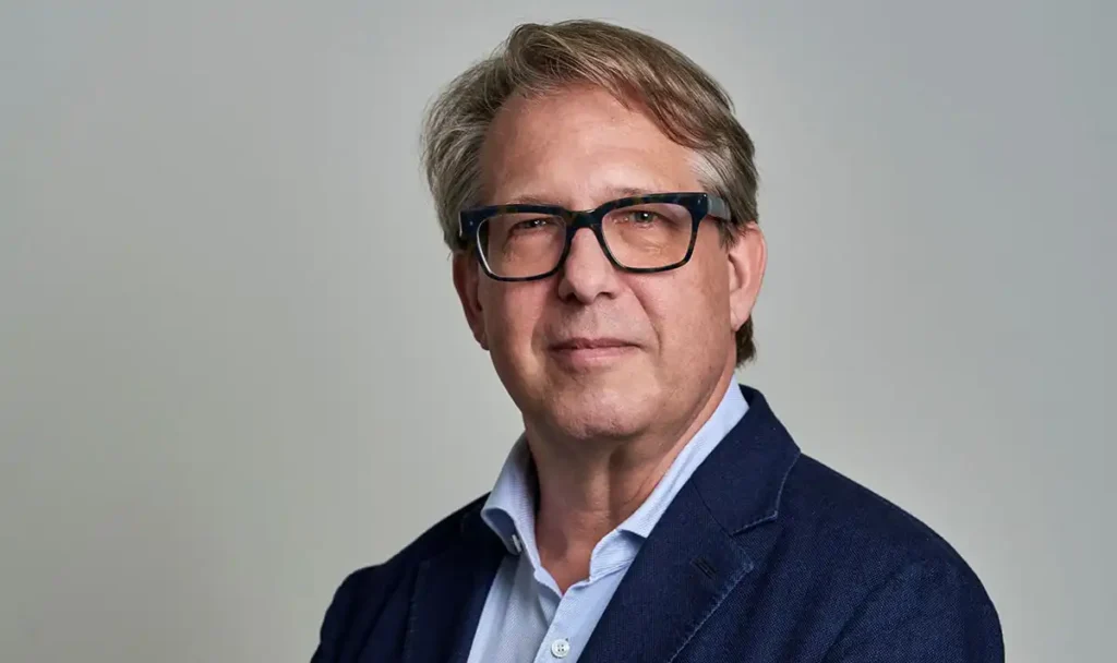 Cambio de Liderazgo en Dia: Babcock Asume la Presidencia No Ejecutiva
