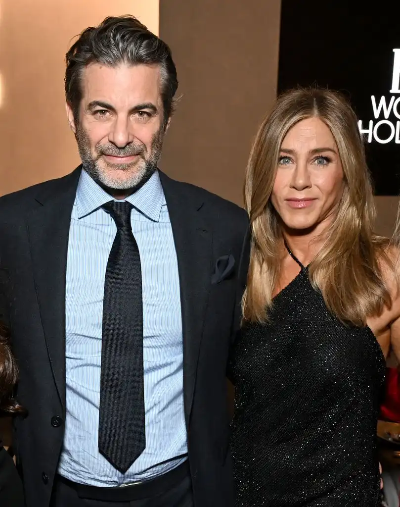 El Romance de Jennifer Aniston y Jim Curtis: Una Historia de Amor y Superación